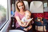 Mama liest Baby im Zug Bilderbuch vor