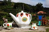 Riesen Teekessel und Teetassen auf einem Spielplatz in Malaysia