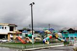 Spielplatz mit Rutschen auf Kunstrasen in Ecuador