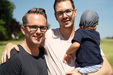 ELTERN wie wir – Regenbogen-Familie: Papa Björn und Papi Christian berichten über ihre Regenbogen-Familie