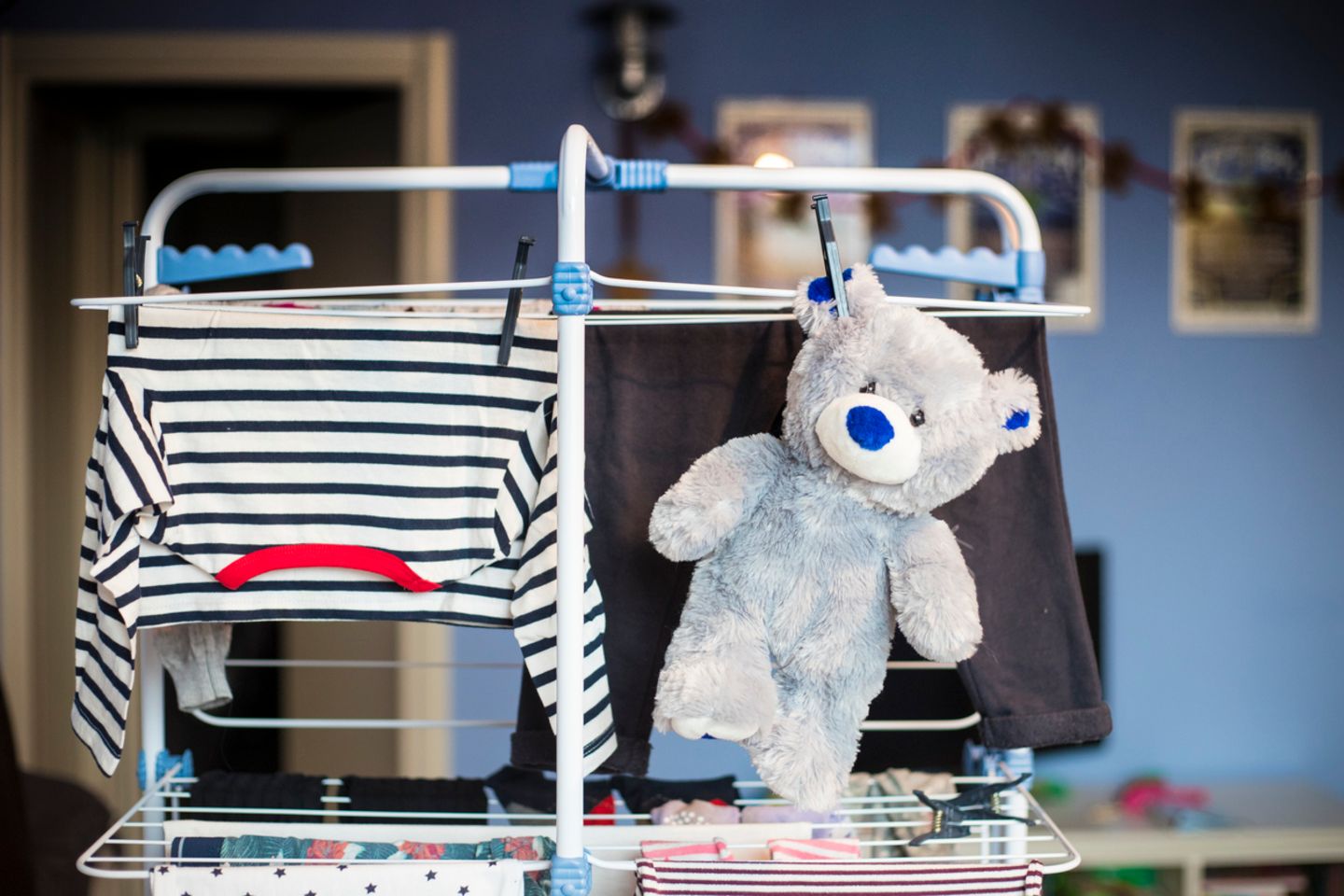 Wäscheständer mit gewaschener Kleidung und einem Teddy.