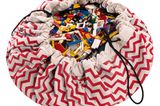 Gleichzeitig Aufbewahrungsmöglichkeit und Spieldecke ist dieser 2-in-1 Aufräumsack, denn nach dem Spielen ist alles ganz schnell und einfach wieder im Inneren verstaut. Außerdem kann er als Tasche umfunktioniert werden.          