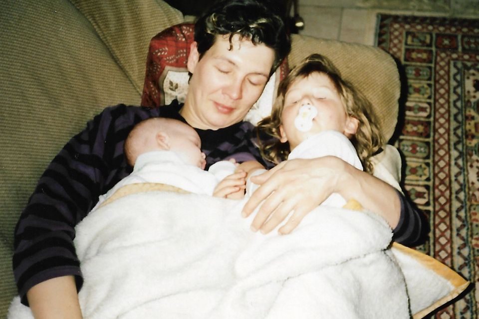 Michaela Steinweg als Dreijährige mit ihrer Mutter und kleinen Schwester