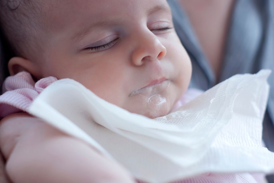 Schlafendes Baby mit Speichel am Mund