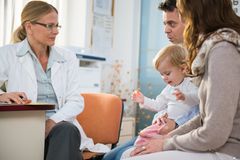 Weniger Stress beim Kinderarzt: Eltern sitzen mit ihrem Kleinkind beim Kinderarzt