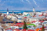 Mal abgesehen davon, dass Reykjavik das zweitbeste Gesundheitswesen des Rankings hat, ist die Hauptstadt Islands auch in den meisten anderen Punkten oben dabei. Doch jetzt kommt der Knaller. Island hat die niedrigste Kriminalitätsrate der Welt. Im gesamten Land geschehen durchschnittlich nur 1,8 Morde im Jahr (zum Vergleich: in Deutschland gab es 2018 901 Tötungsdelikte). Die Kriminalität ist so gering, dass Polizisten unbewaffnet patrouillieren. Noch Fragen?
