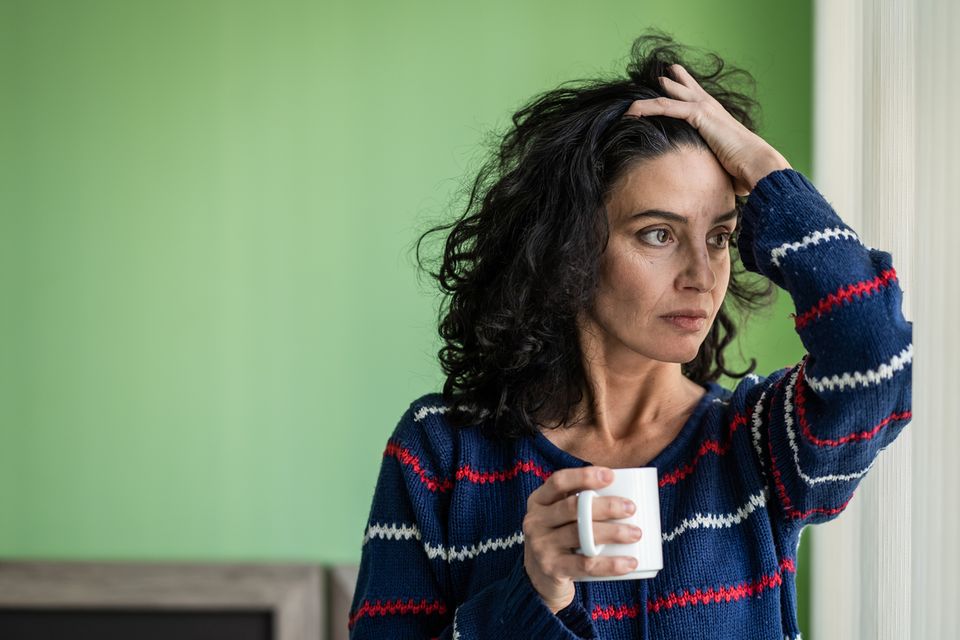 Besorgte Frau mit Kaffeebecher Besorgte Frau mit Kaffeebecher