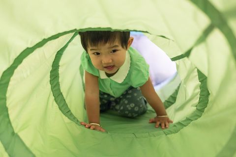 Spieltunnel mit Kind