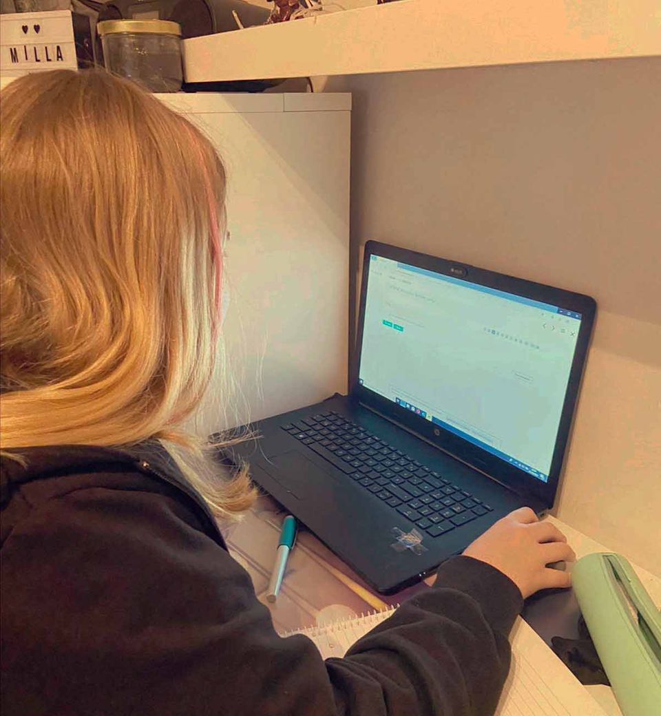 Milla arbeitet an ihrem Laptop für die Schule