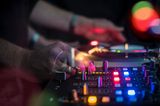 Ein DJ legt in einem Berliner Club auf