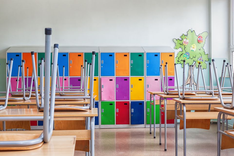 Leerer Klassenraum mit bunten Schrankfächern
