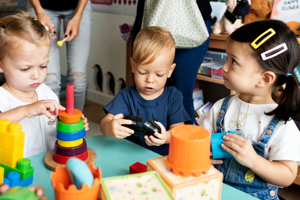 Kindergartenkinder spielen miteinander Kindergartenkinder spielen miteinander