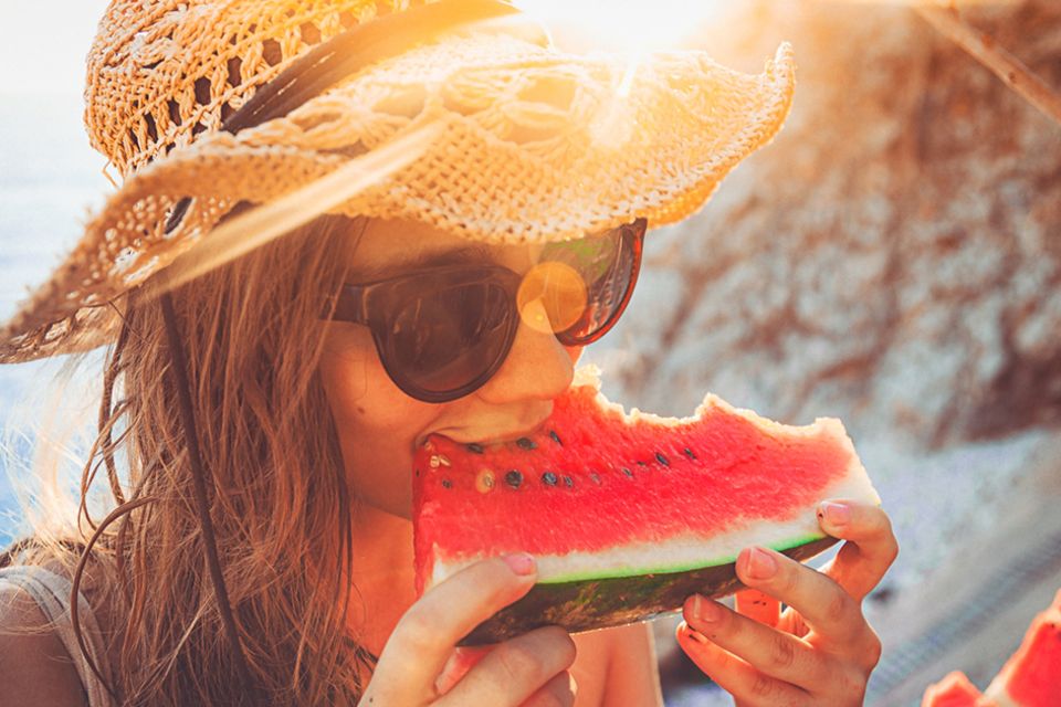 Frau isst Wassermelone