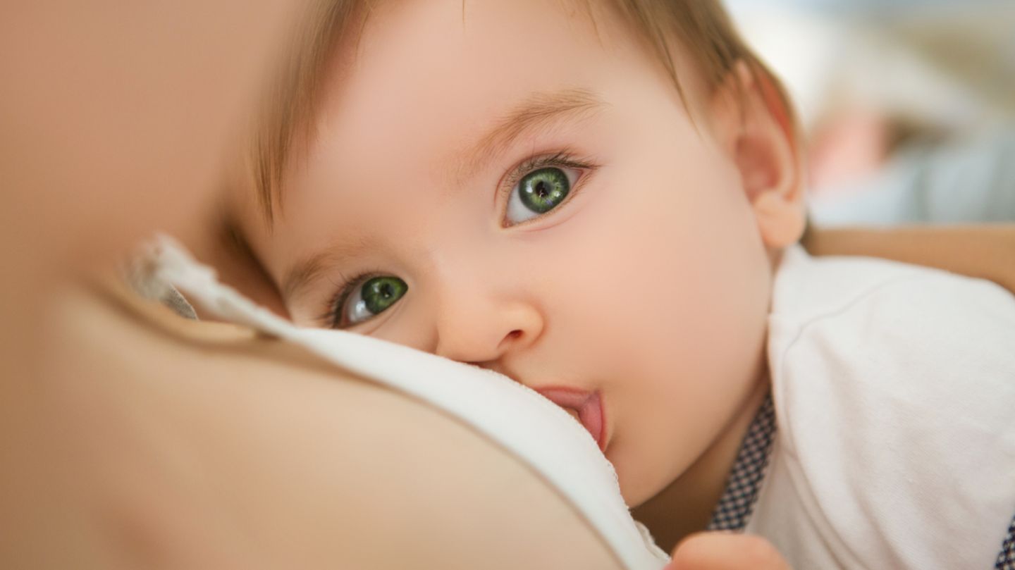 Baby Zappelt An Der Brust - Captions Trend