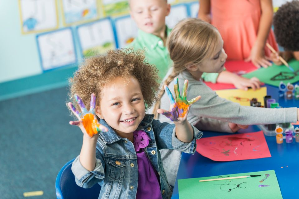 Fröhliche Kinder in der Kita.