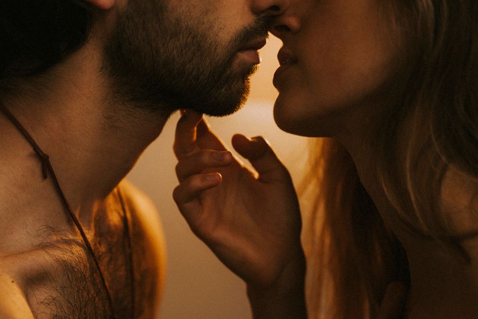 Mann und Frau sind kurz davor sich zu küssen