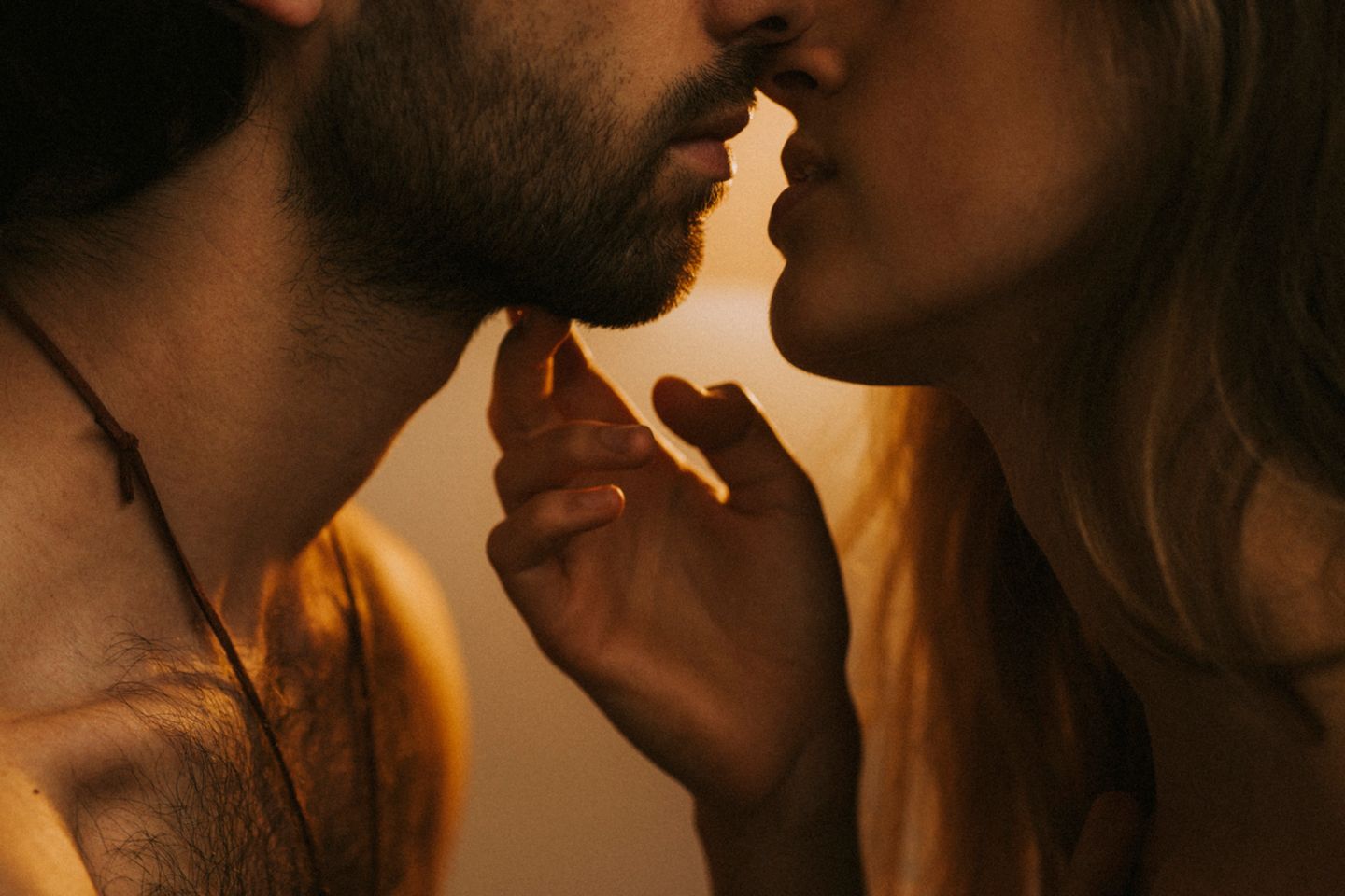 Mann und Frau sind kurz davor sich zu küssen