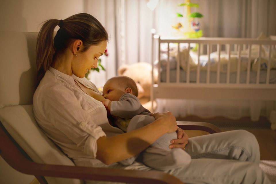 Mutter-stillt-ihr-Baby-nachts Mutter-stillt-ihr-Baby-nachts