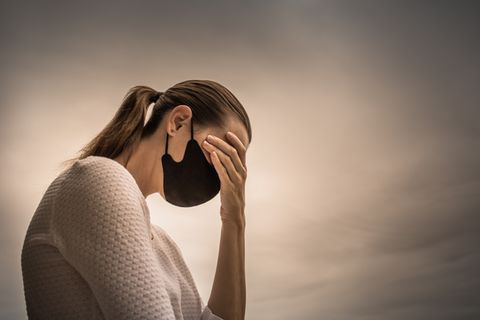 Gestresste Frau mit Gesichtsmaske
