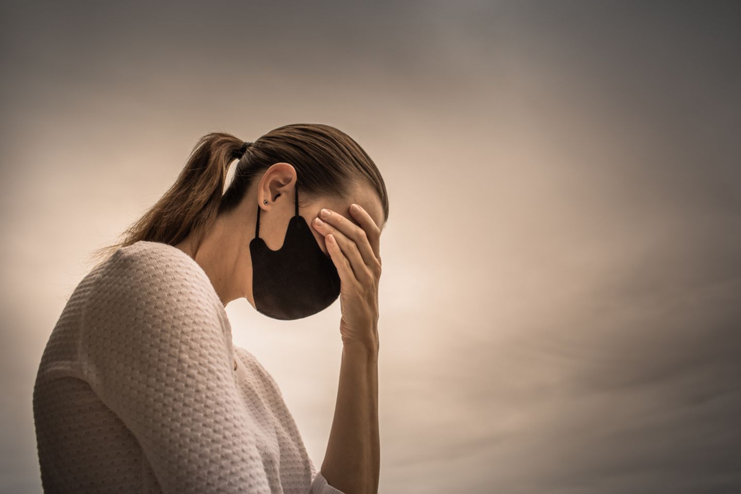 Gestresste Frau mit Gesichtsmaske