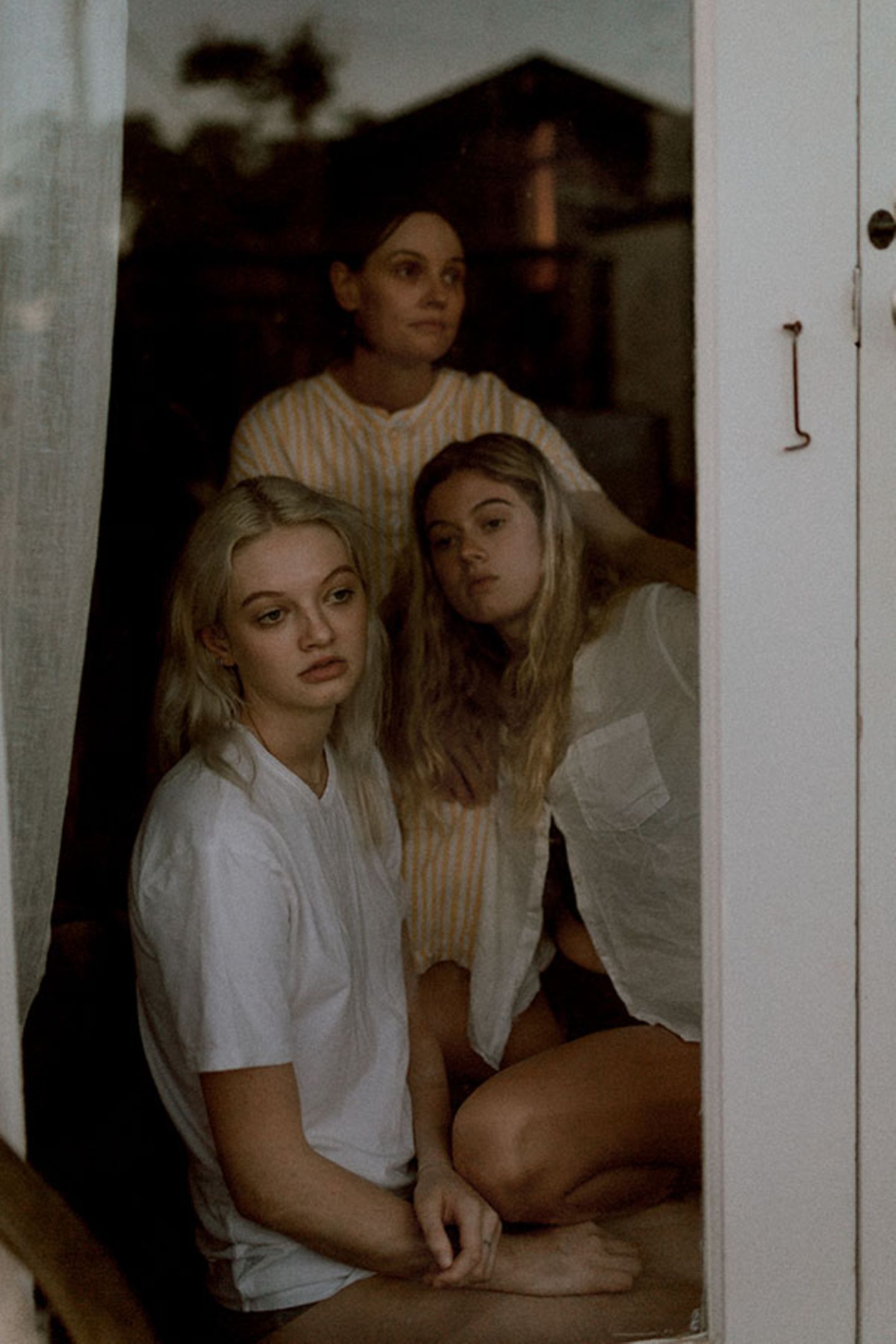Bec, Indigo and Matilda at the Front Door (2) aus der Fotoreihe Behind Glass von Lisa Sorgini