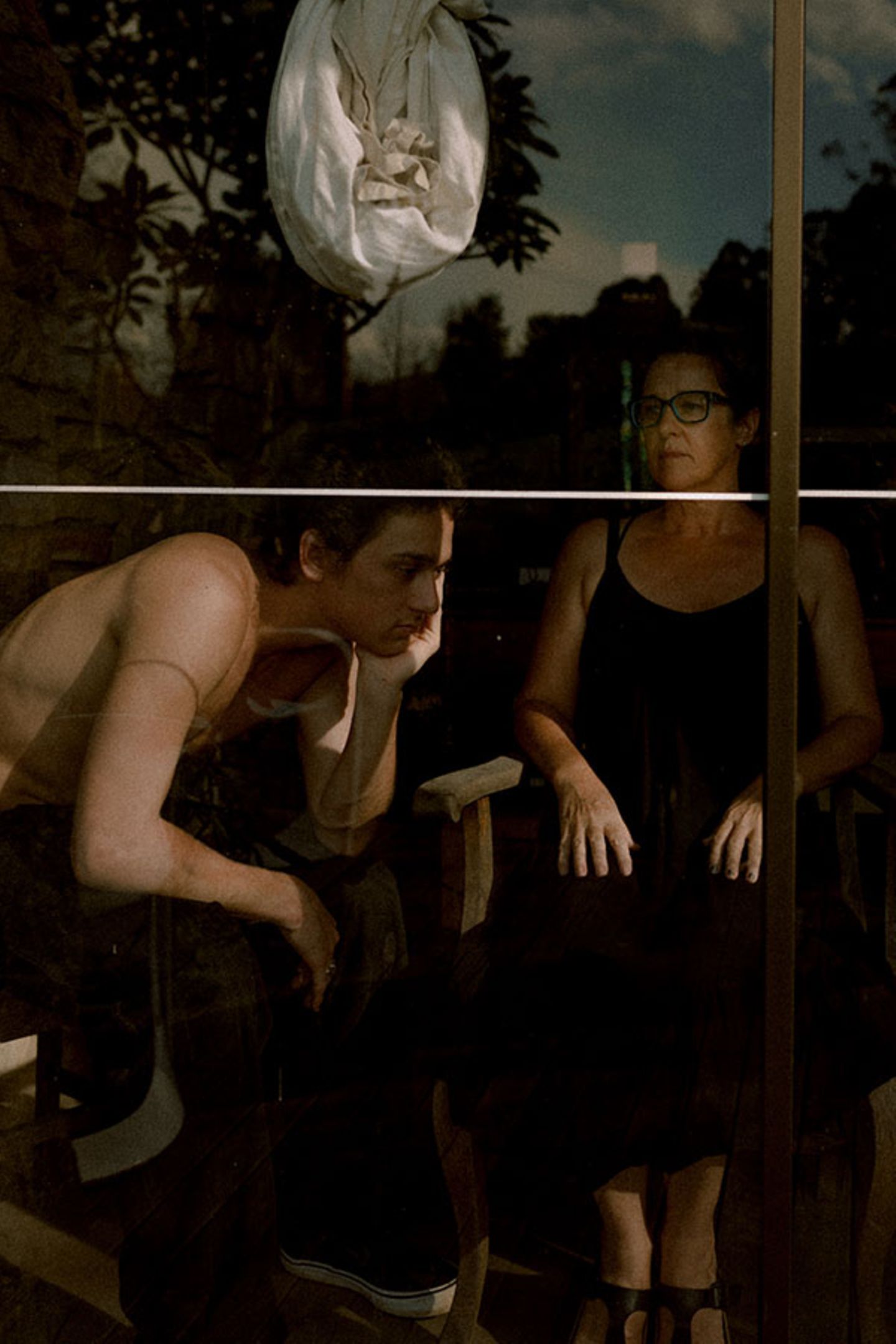 Sue and Bingham in the Spare room aus der Fotoreihe Behind Glass von Lisa Sorgini