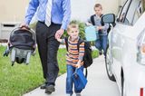 Kinder zur Schule bringen