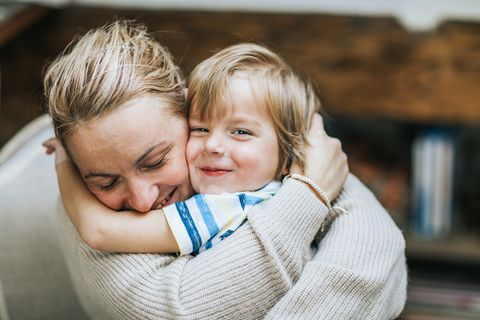 Mutter und Sohn umarmen sich