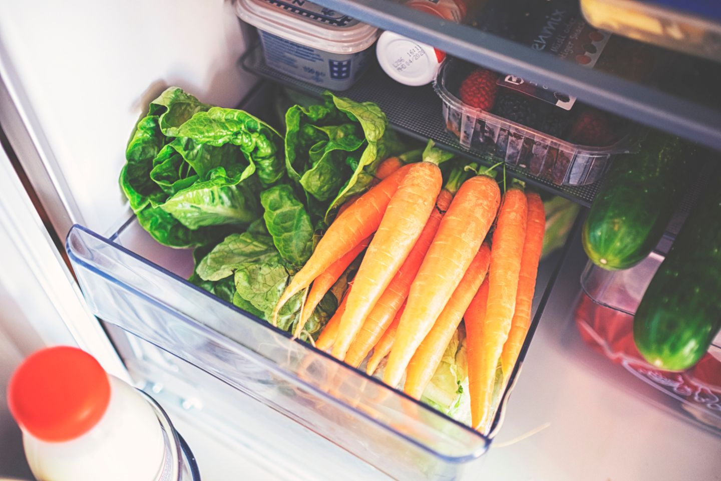 Geöffnetes Kühlschrankfach mit Gemüse