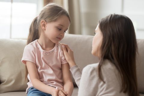 Liebevolle Mutter im Gespräch mit kleinen Mädchen