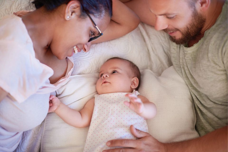 Neugeborenes mit glücklichen Eltern