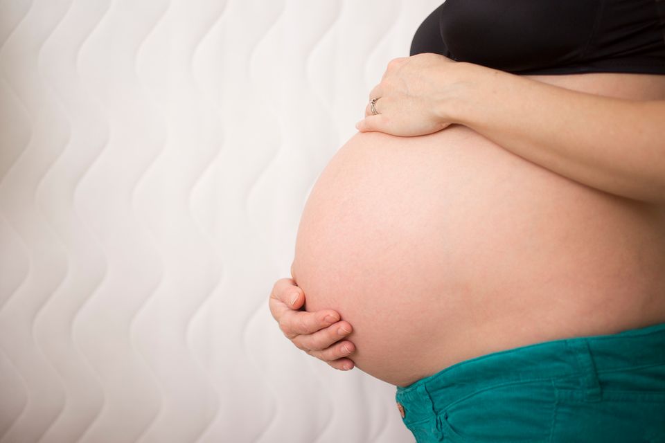 Zwillingsschwangerschaft-Bauch