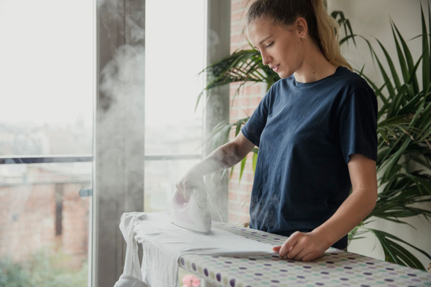 Das Kleid oder die Bluse kann noch so schön sein: Haben sich durch das Liegen im Kleiderschrank tiefe Falten eingeschlichen, werten sie ein Outfit sofort ab. Wer möchte, dass ein Look hochwertig aussieht, sollte immer zum Bügeleisen greifen. Auch gut: Beim Kauf neuer Kleidung drauf achten, wie schnell sie knittert. Dazu eignet sich ein schneller Test. Das Piece in die Hand nehmen, einmal mit Schmackes zusammen knüllen und schauen, ob dadurch schon kleine Falten entstanden sind. In diesem Fall gilt: Lieber im Store hängen lassen.