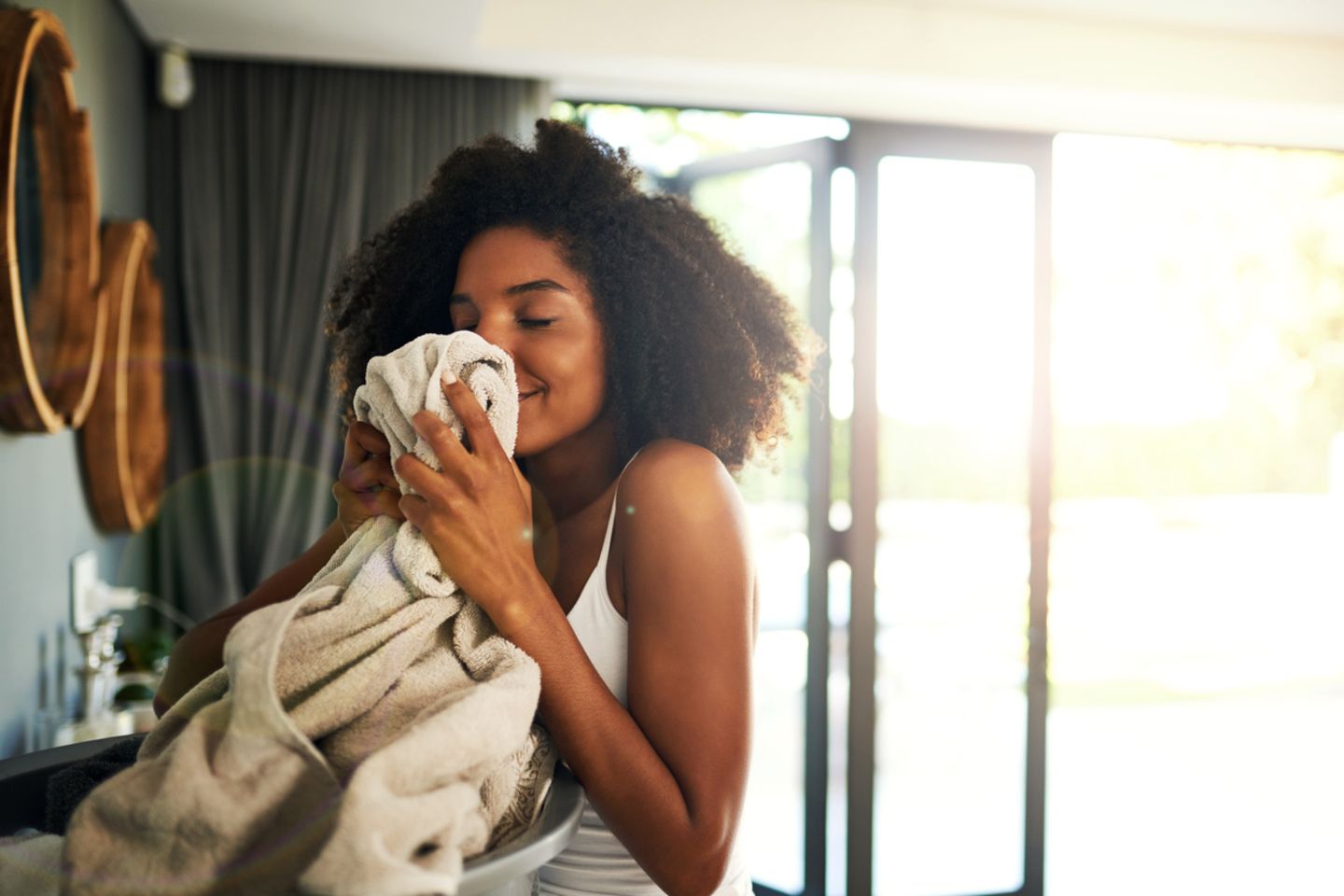 Sauberkeit ist das A und O – das hat uns schon Mutti versucht zu predigen. Was für die eigene Wohnung gilt, sollte auch bei der Kleidung Gesetz sein. Denn ob Pulli, Kleid oder Shirt – wer frisch geschminkt in ein Kleidungsstück schlüpft, kann dabei schon mal unschöne Make-up Flecken verursachen. Diese sollte man allerdings sofort entfernen. So können sie sich gar nicht erst im Gewebe festsetzen. Denn es gilt: Ein sauberes und gepflegt wirkendes Outfit wertet einen Look sofort auf und lässt ihn hochwertiger aussehen.