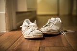 Was für Make-up Flecken in der Kleidung gilt, sollte auch bei den Schuhen beachtet werden. Sauberkeit ist Trumpf. Das bedeutet nicht, das ihr jeden zweiten Tag zur Lederpflege greifen müsst. Aber generell wirkt ein Outfit immer harmonischer, wenn das Schuhwerk sauber und gepflegt ist. Dazu zählt übrigens auch, dass man die Absätze von High Heels regelmäßig erneuern lässt. Nach einer Saison sind die meistens abgelatscht und sollten für die nächste vorbereitet werden.