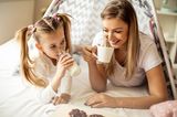 "Äh, aber wo denn, da sind ja gar nicht genug Stühle und kein Tisch ..."   Netter Versuch, aber keine Hürde für unsere fünfjährige Gastgeberin. Den Kaffee trinken wir schließlich mit Teddy und Tiger auf einer Picknickdecke. Eigentlich ganz gemütlich.