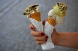 Sobald es heiß wird, haben wir alle Probleme mit Nagellack: Der wird durch die Hitze klebrig und dickflüssig. Nicht schön! Wenn ihr euch bei der Maniküre nicht über solche Dinge ärgern wollt, dann bewahrt euren Lieblingslack einfach im Kühlschrank auf. Das verhindert, dass sich die Konsistenz verändert und verlängert gleichzeitig die Haltbarkeit des Produkts.