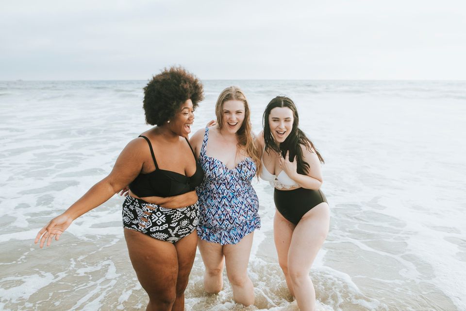 Ist das Konzept der Bikini-Figur nicht schon längst überholt? Es scheint so. Denn Bodypositivity, Selbstliebe und Body-Diversity sind für uns längst keine Fremdwörter mehr, sondern Trend-Begriffe, die den Ausdrücken "Sommer-Body" und "Strandfigur" Konkurrenz machen. Doch der Prozess ist langsam, Umdenken braucht seine Zeit und auch, wenn der Gedanke von Selbstliebe ganz schön ist, schämen wir uns dennoch für das Speckröllchen, das über den Bikinibund ragt und die Dellen am Oberschenkel. 