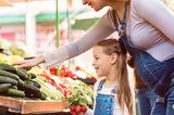 Mama und Kind auf dem Markt