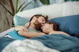 Paar schläft im Bett