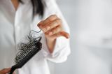 Bürste mit vielen ausgefallenen Haaren