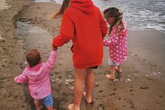 Rosalie mit Mutter und Schwester am Strand