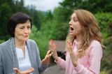 Mutter und Tochter streiten im Freien