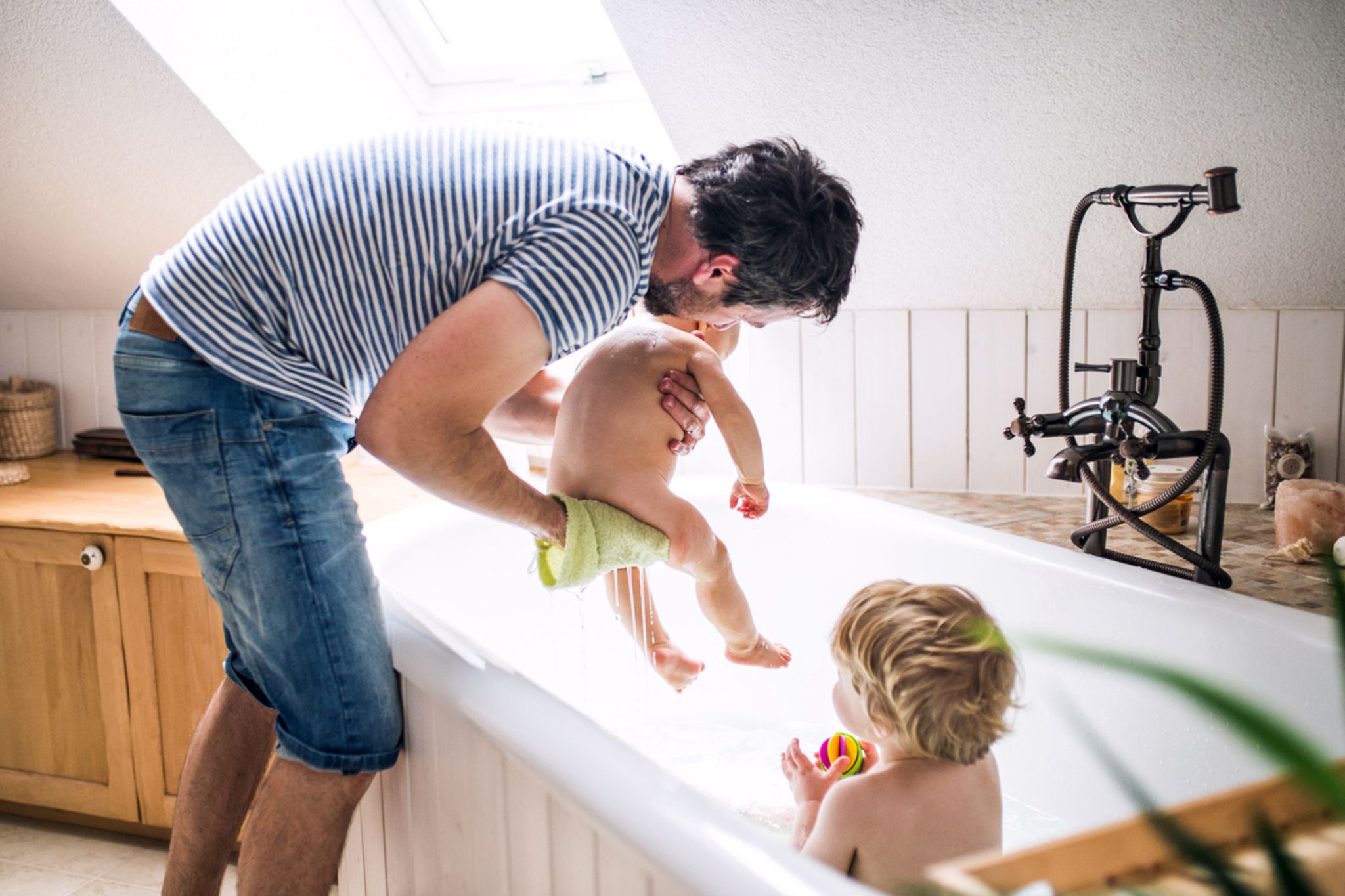 Мать сына в ванной видео. Отец купает ребенка. Папа моется. Родители купают ребенка. Дети в ванной с папой.