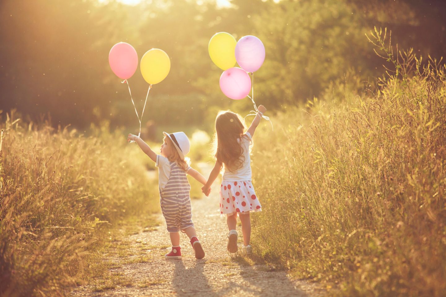 Junge und Mädchen mit Luftballons