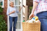 Älteren Nachbarn beim Shoppen helfen