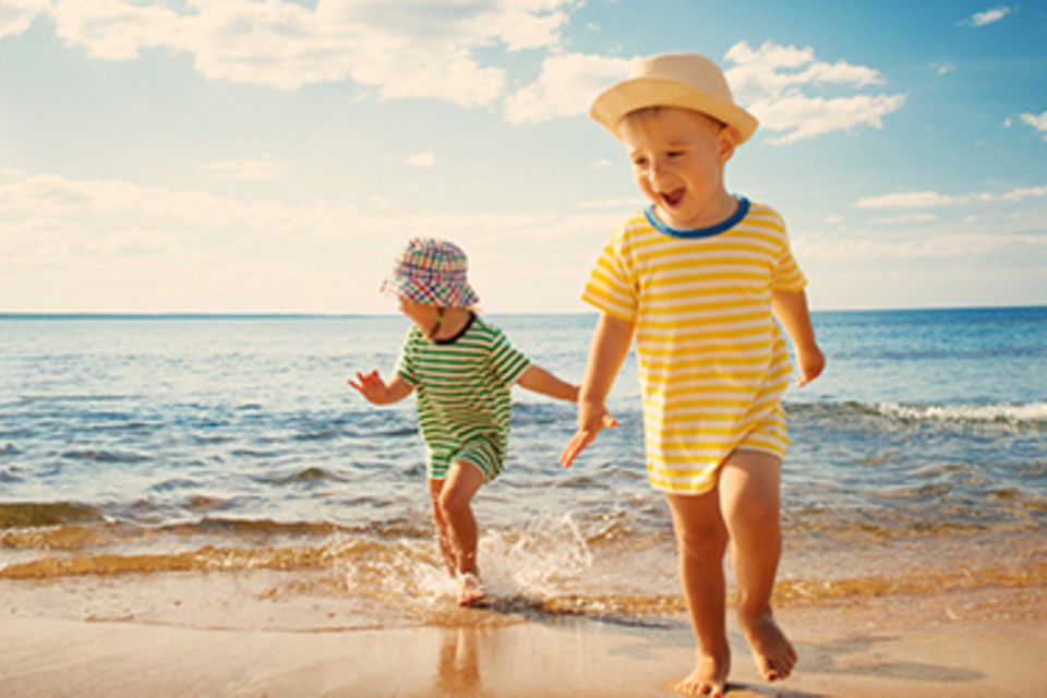 Kinder kommen am schnellsten in den Tagesrhythmus vor Ort, wenn sie viel draußen spielen Kinder am Strand