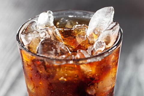 Cola im Glas mit Eis