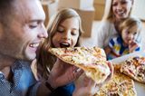 Familie isst Pizza und Tochter beißt beim Vater ab