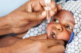 Süßes afrikanisches Baby bekommt Schluckimpfung